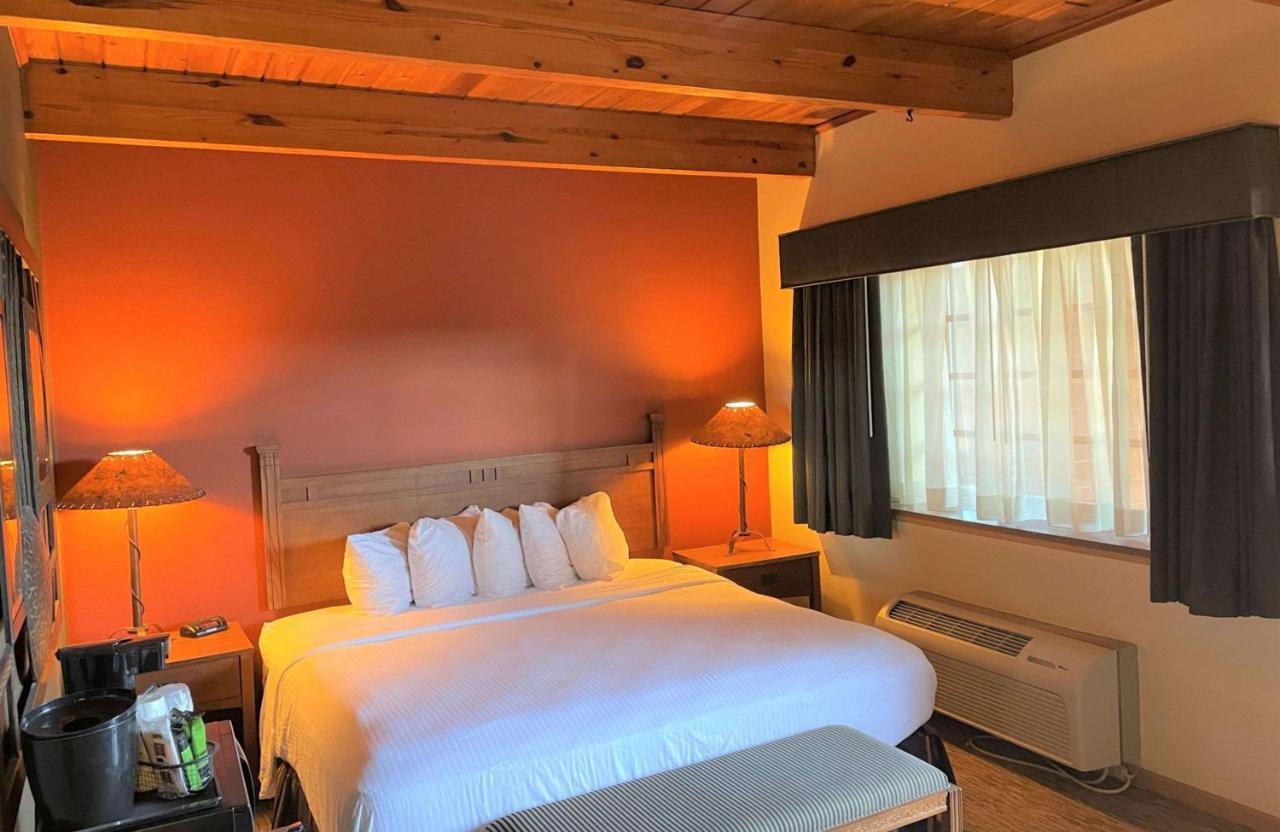 Crossroads Hotel & Event Center Fort Dodge Bagian luar foto