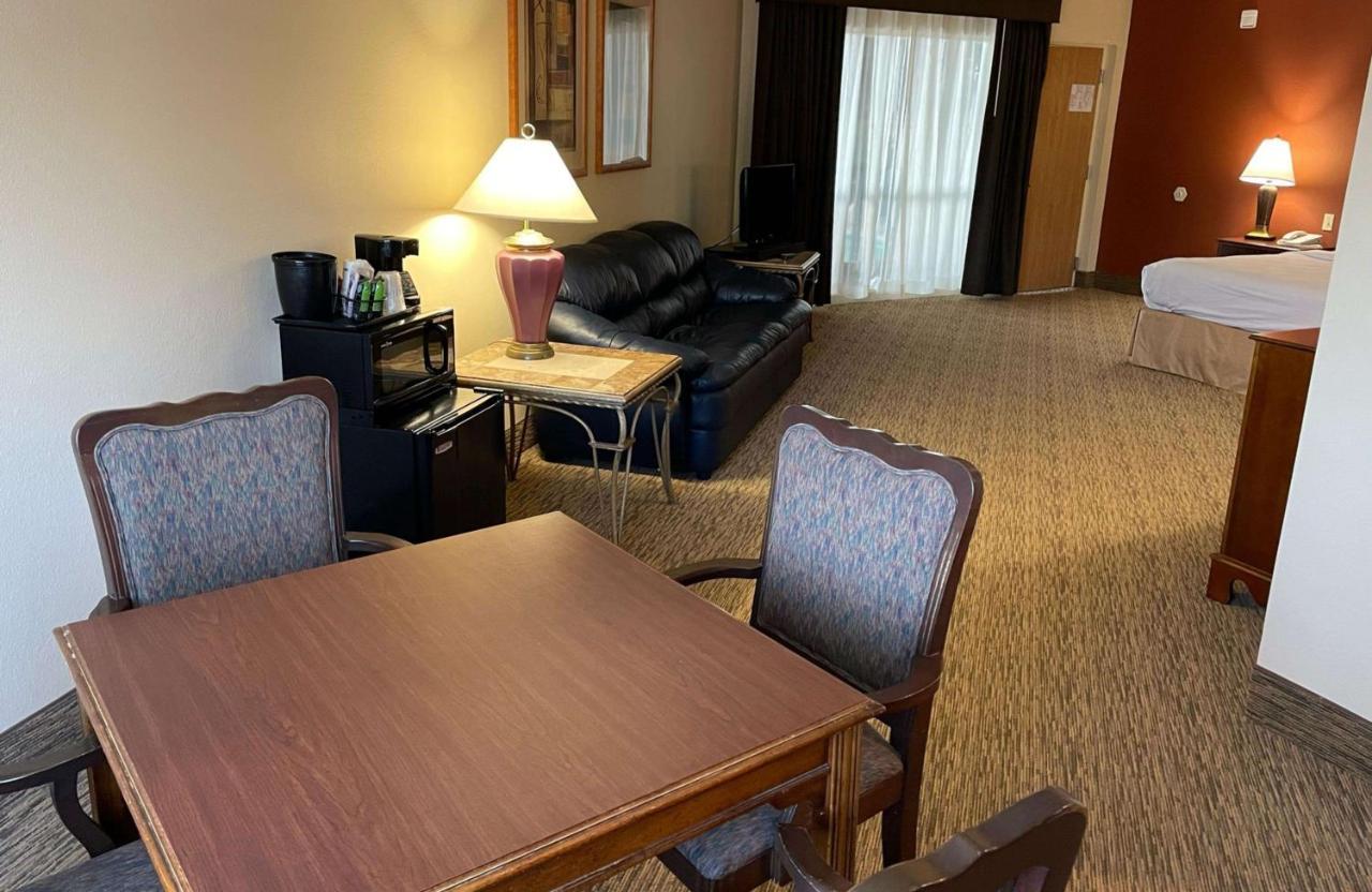 Crossroads Hotel & Event Center Fort Dodge Bagian luar foto