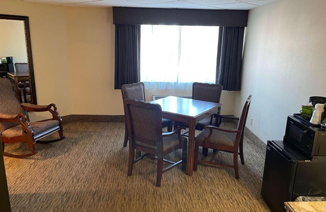 Crossroads Hotel & Event Center Fort Dodge Bagian luar foto