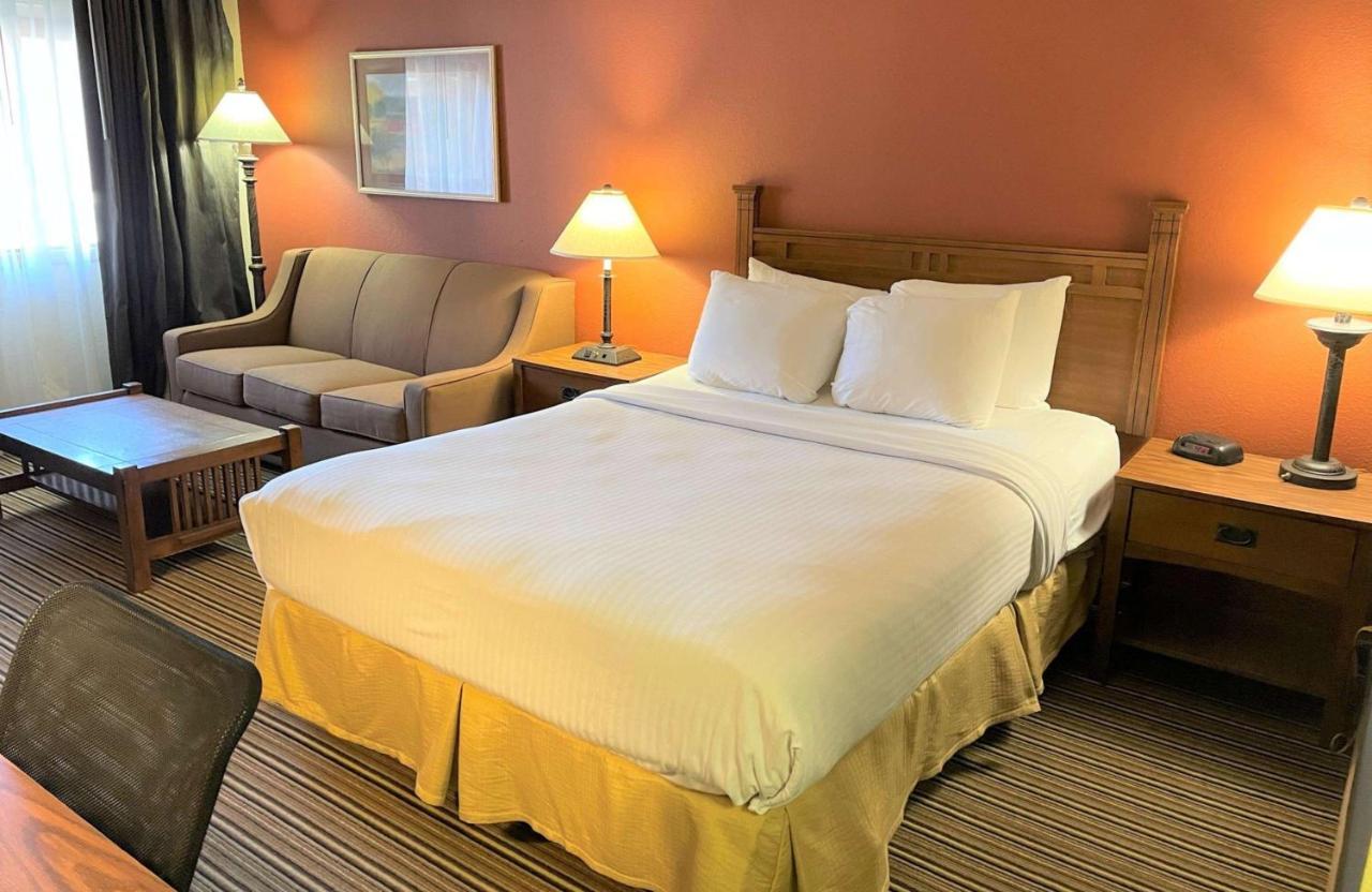 Crossroads Hotel & Event Center Fort Dodge Bagian luar foto