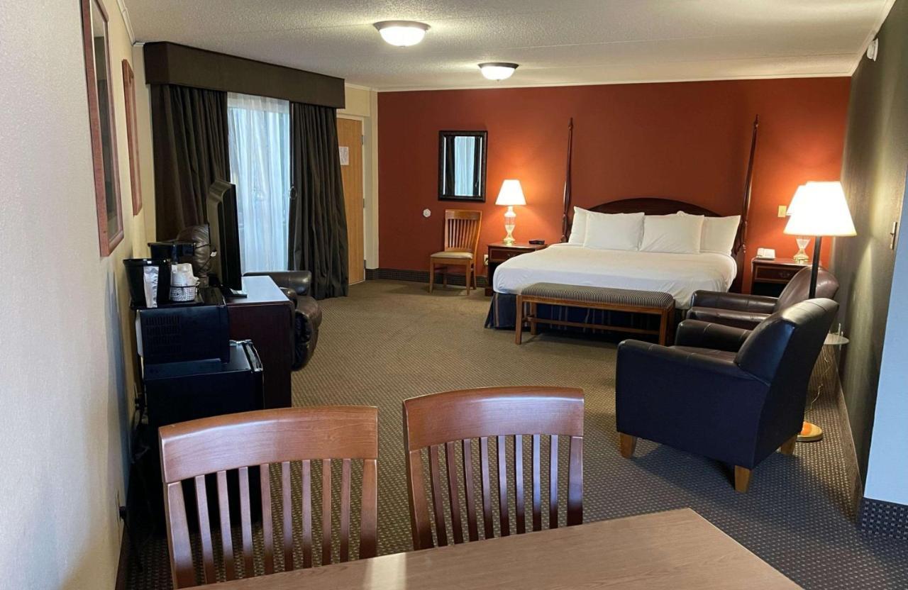 Crossroads Hotel & Event Center Fort Dodge Bagian luar foto