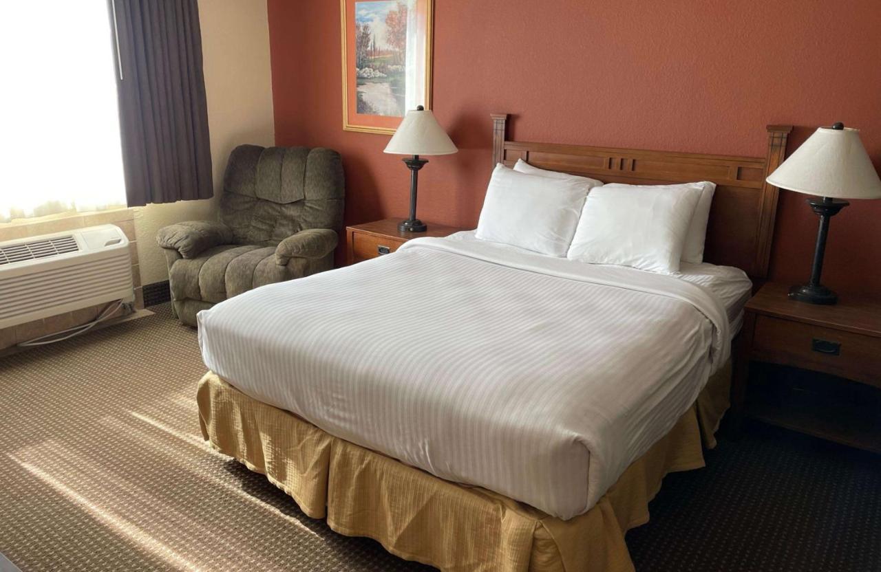 Crossroads Hotel & Event Center Fort Dodge Bagian luar foto