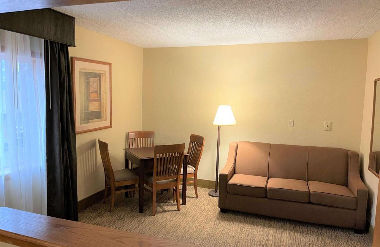 Crossroads Hotel & Event Center Fort Dodge Bagian luar foto