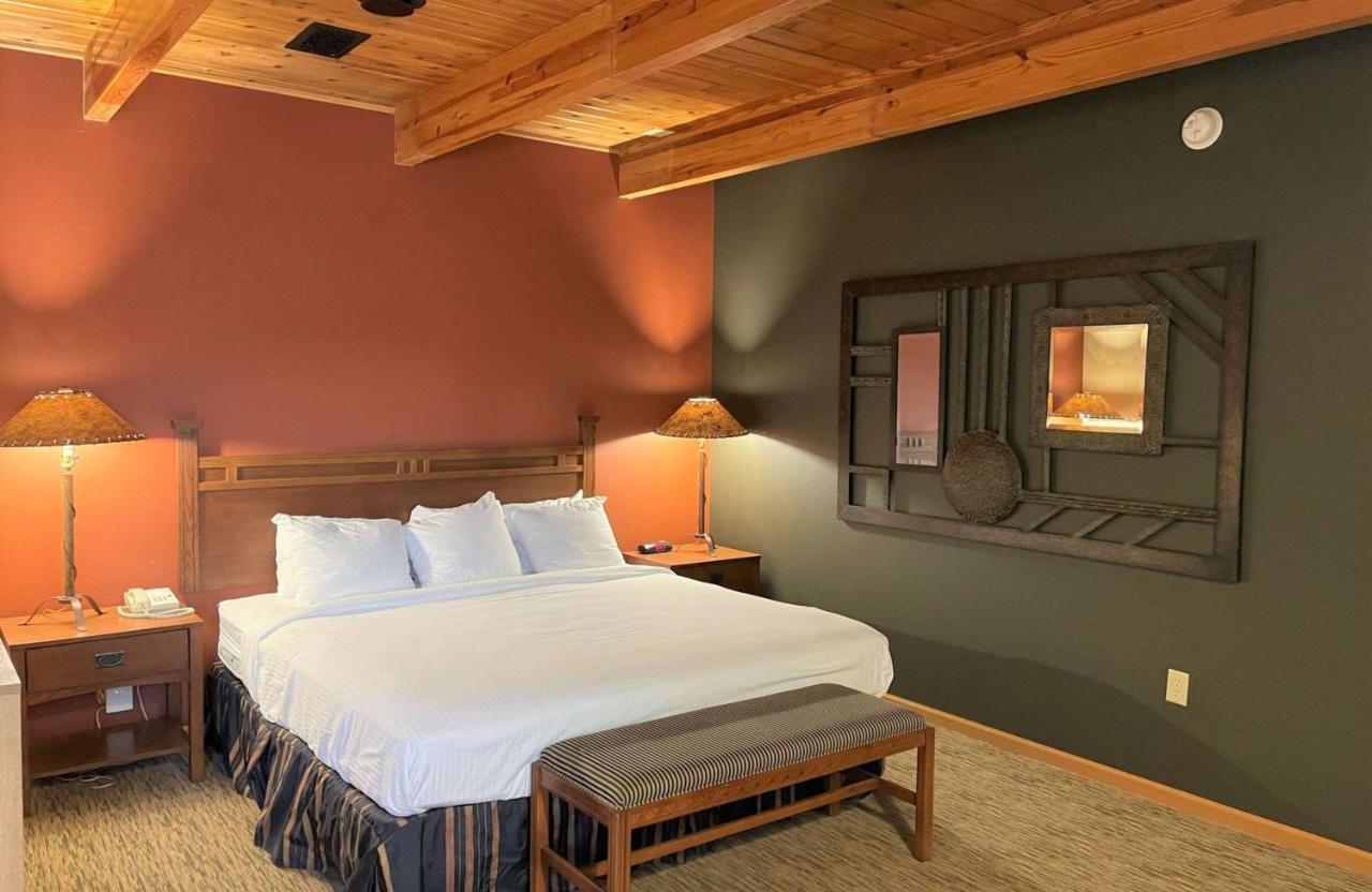 Crossroads Hotel & Event Center Fort Dodge Bagian luar foto