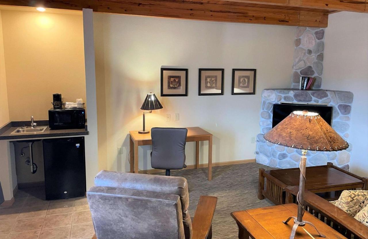 Crossroads Hotel & Event Center Fort Dodge Bagian luar foto